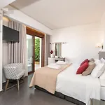 Villa Red Oak Tree
