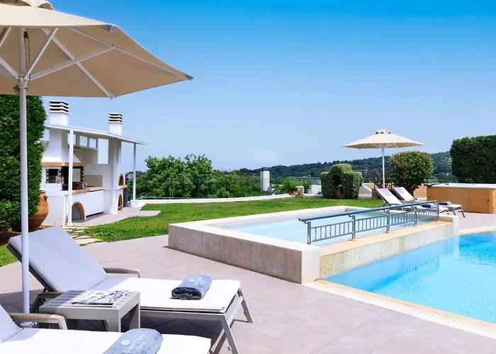 Red Oak Tree Villa *